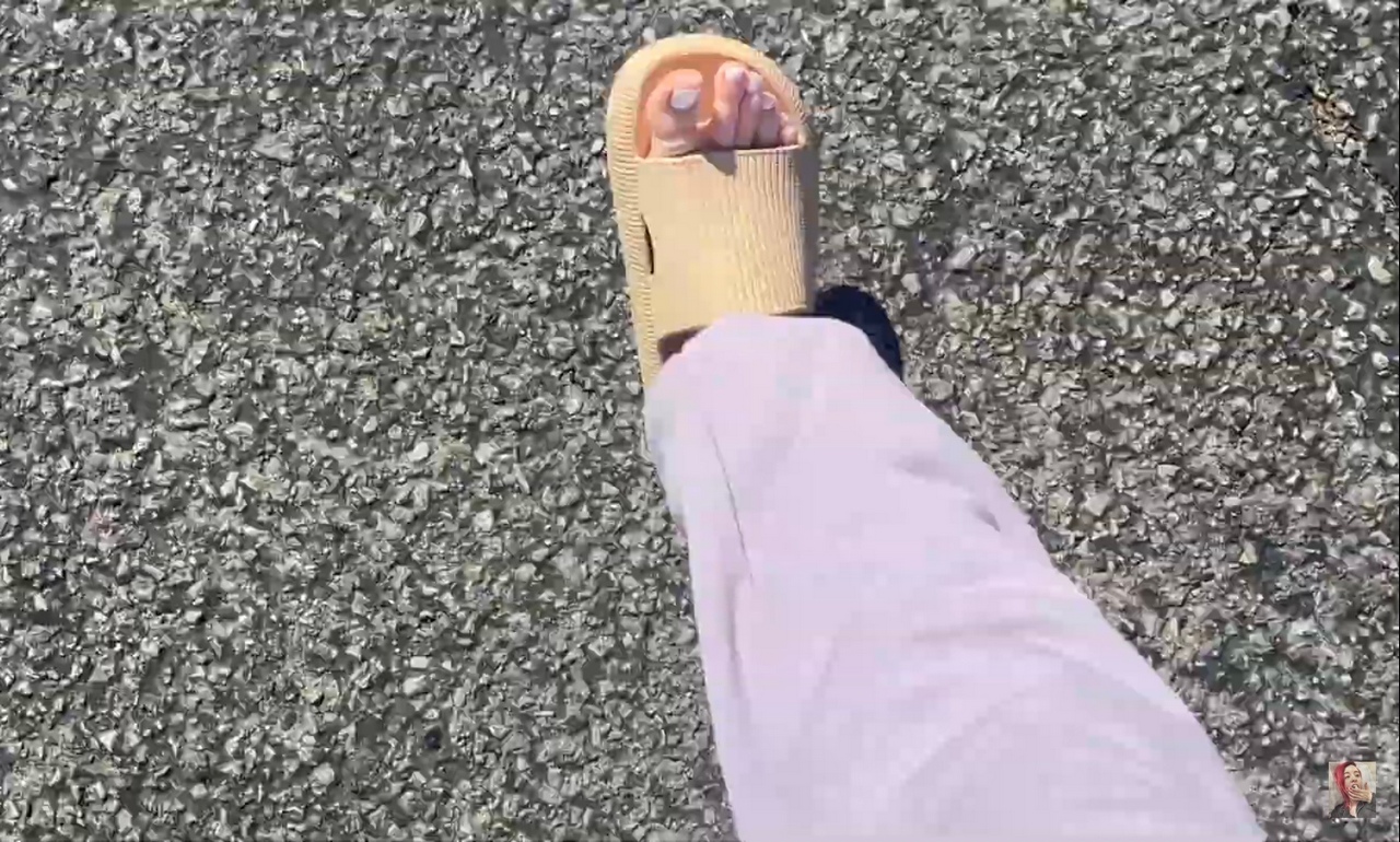 Carly Incontro Feet